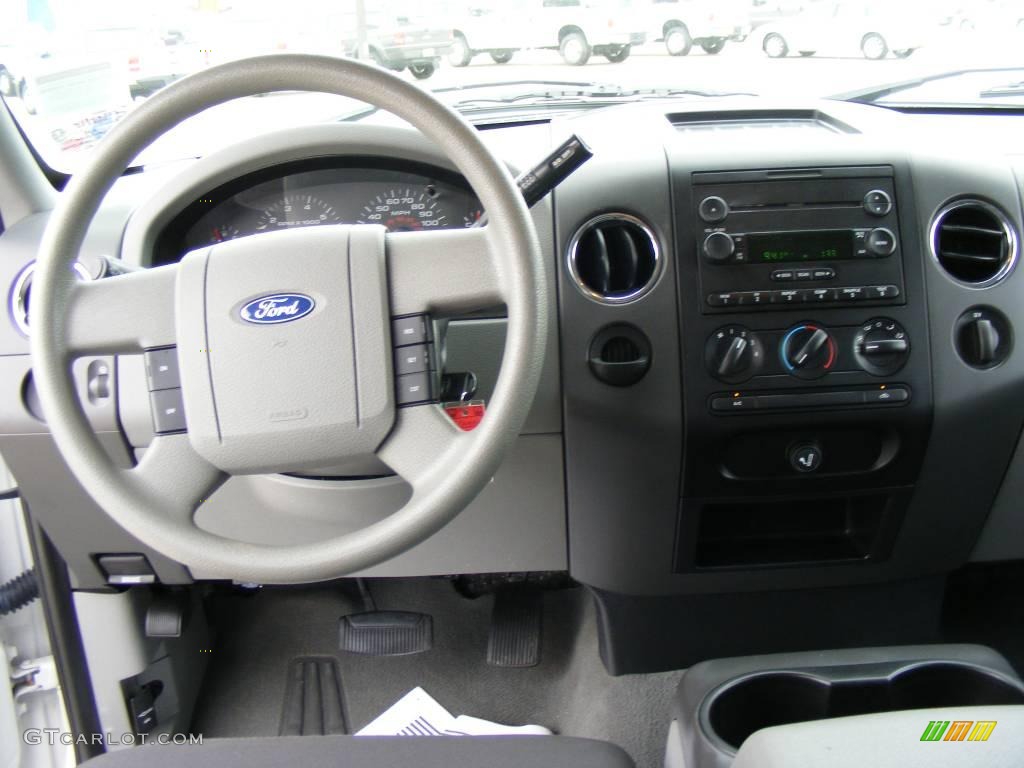 2006 F150 XLT SuperCrew - Oxford White / Medium/Dark Flint photo #32