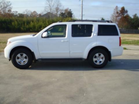 2007 Nissan Pathfinder LE Data, Info and Specs