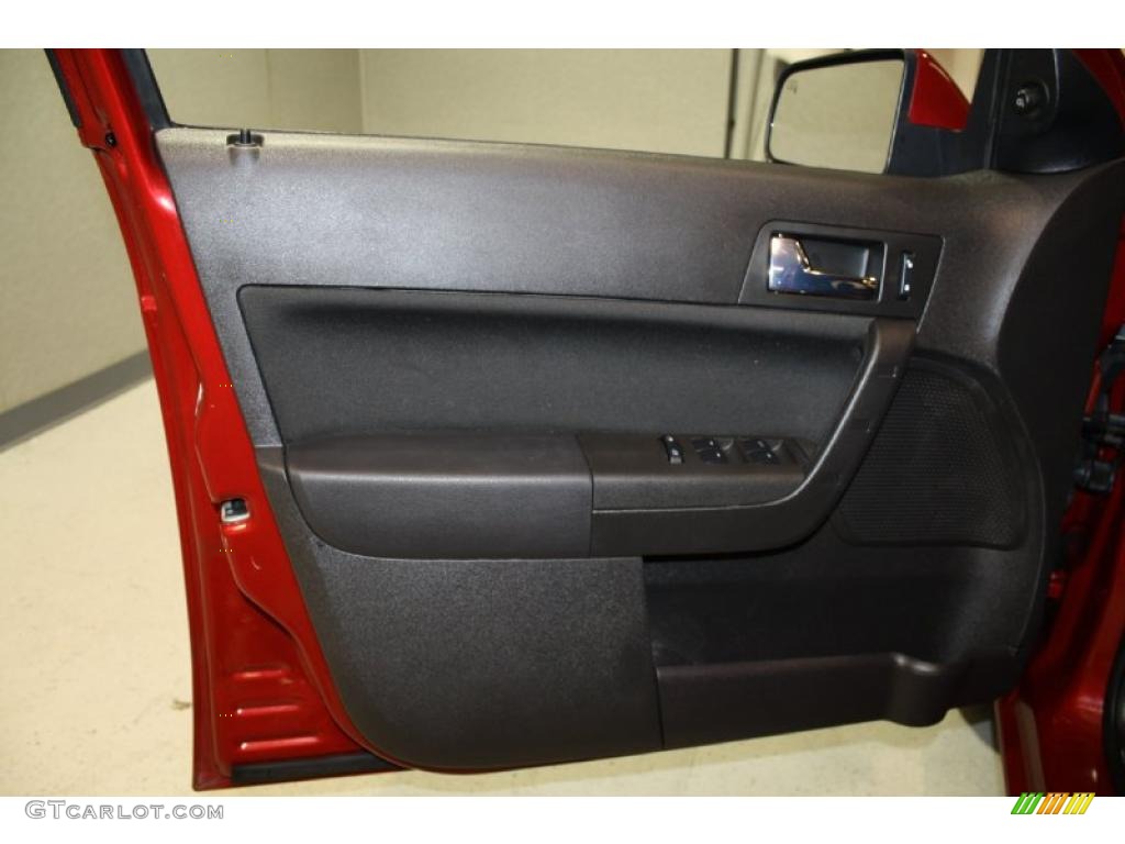 2009 Focus SES Sedan - Sangria Red Metallic / Medium Stone photo #25