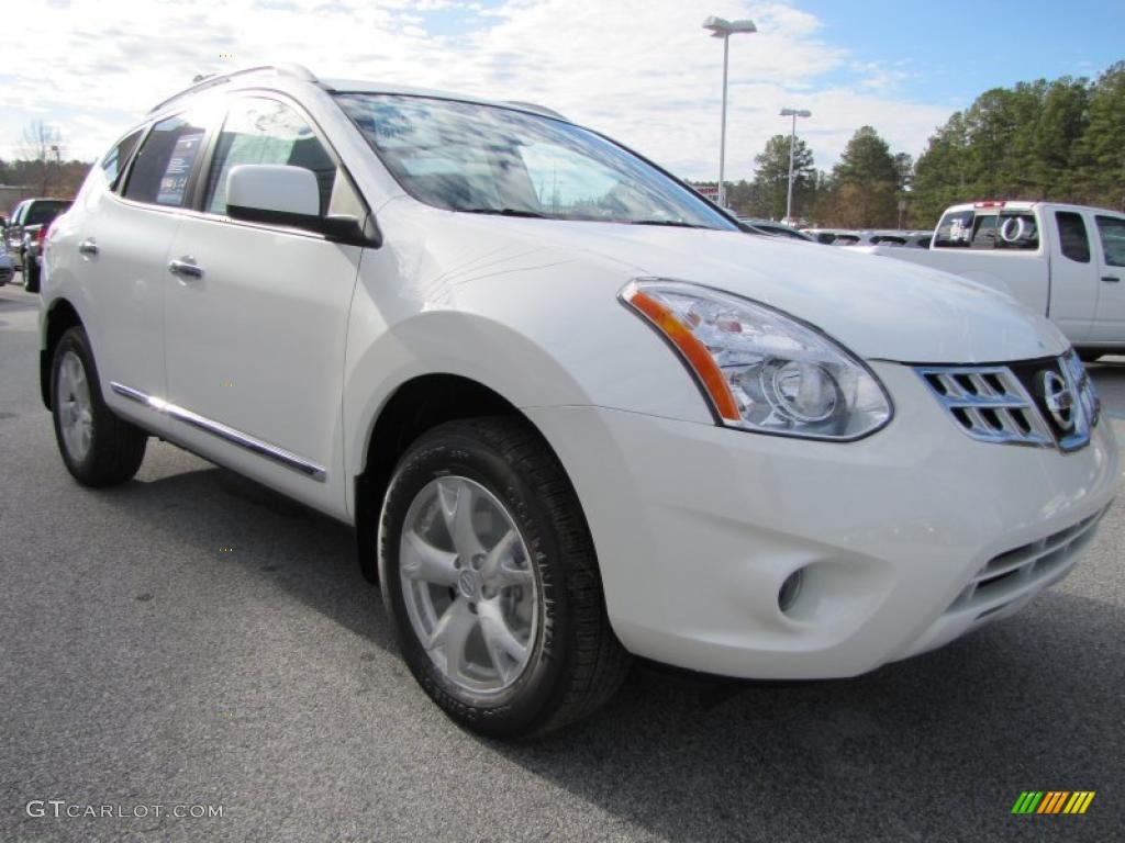 2011 Rogue SV - Pearl White / Black photo #6