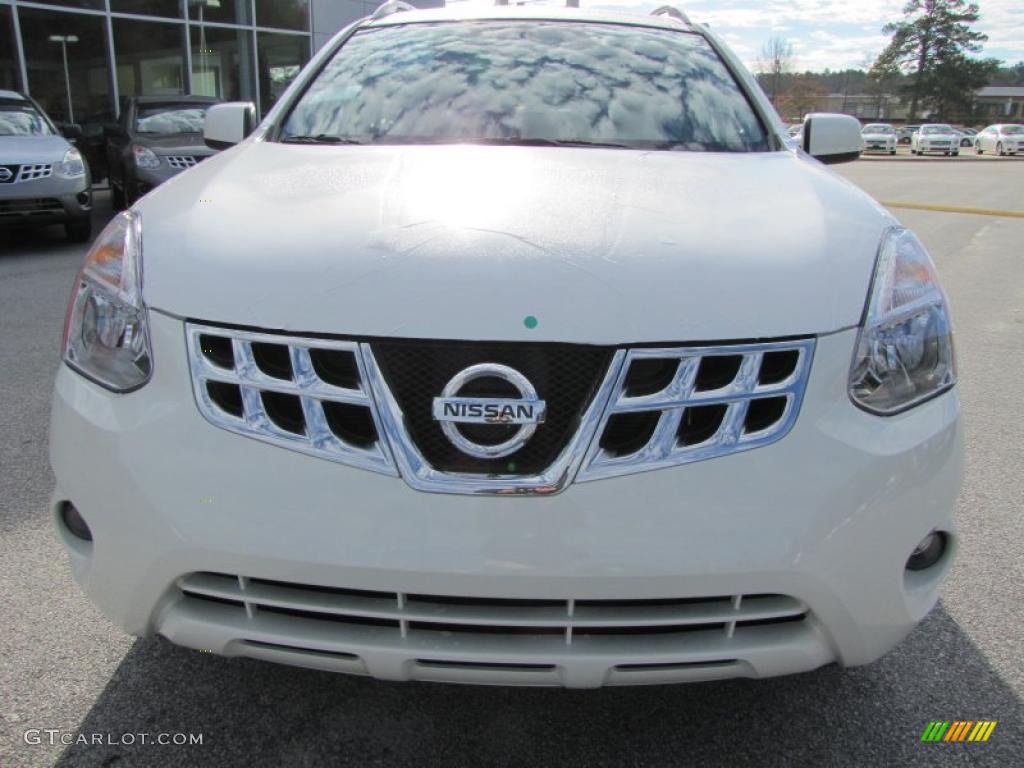 2011 Rogue SV - Pearl White / Black photo #7