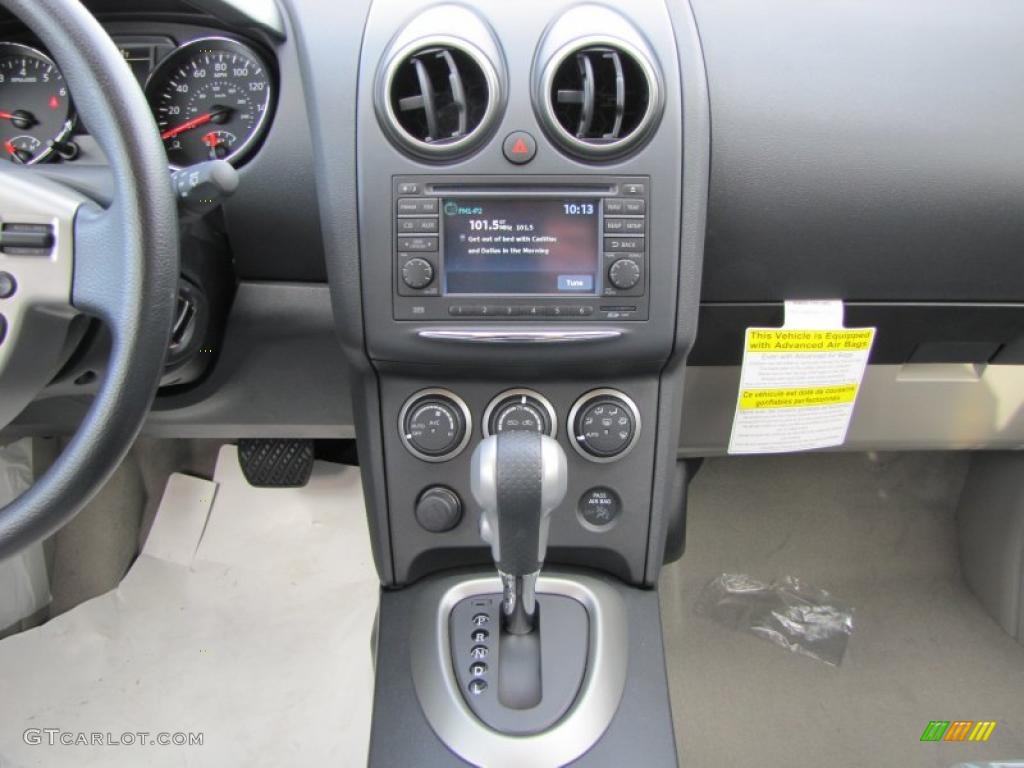 2011 Rogue SV - Pearl White / Black photo #9