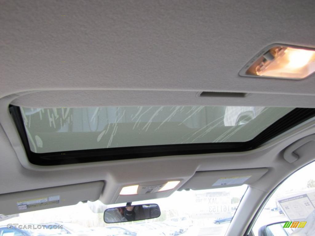 2011 Rogue SV - Pearl White / Black photo #11