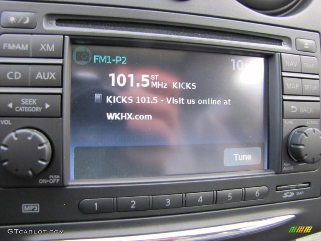 2011 Rogue SV - Pearl White / Black photo #13