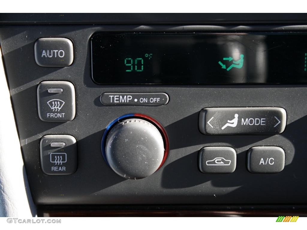 2004 Cadillac Seville SLS Controls Photo #42446751