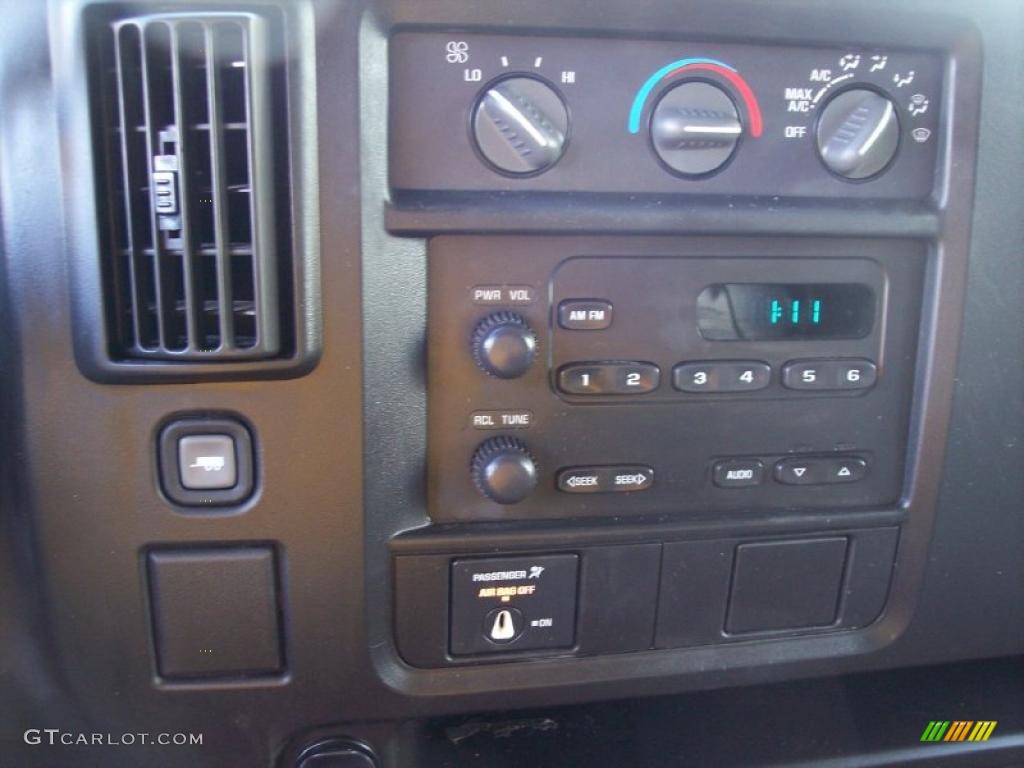 2005 Chevrolet Express 2500 Commercial Van Controls Photo #42450731