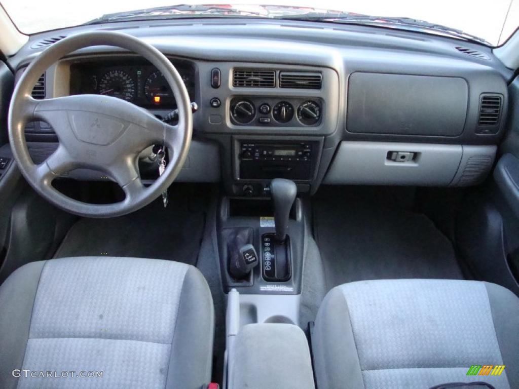 2002 Mitsubishi Montero Sport ES 4x4 Dashboard Photos