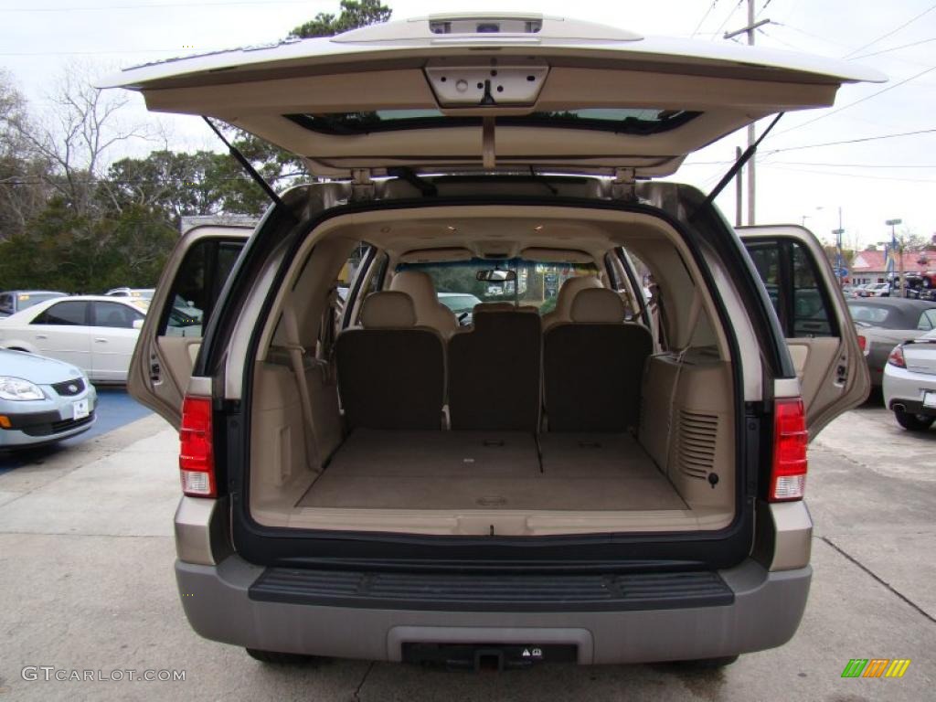 2003 Expedition XLT - Arizona Beige Metallic / Medium Parchment photo #17