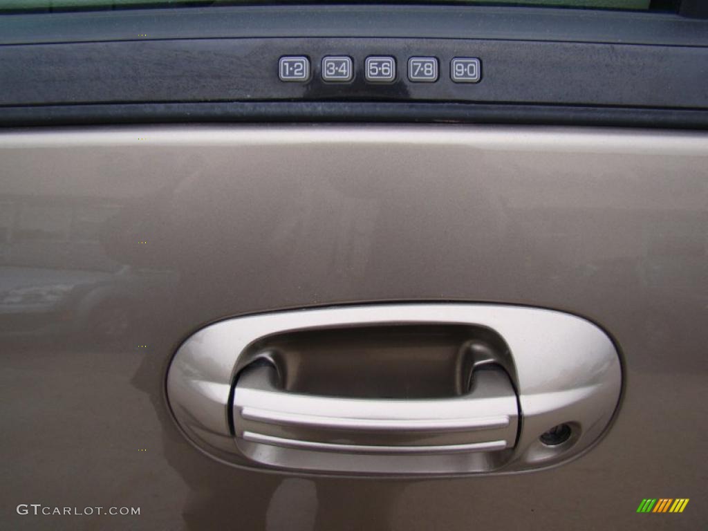 2003 Expedition XLT - Arizona Beige Metallic / Medium Parchment photo #38