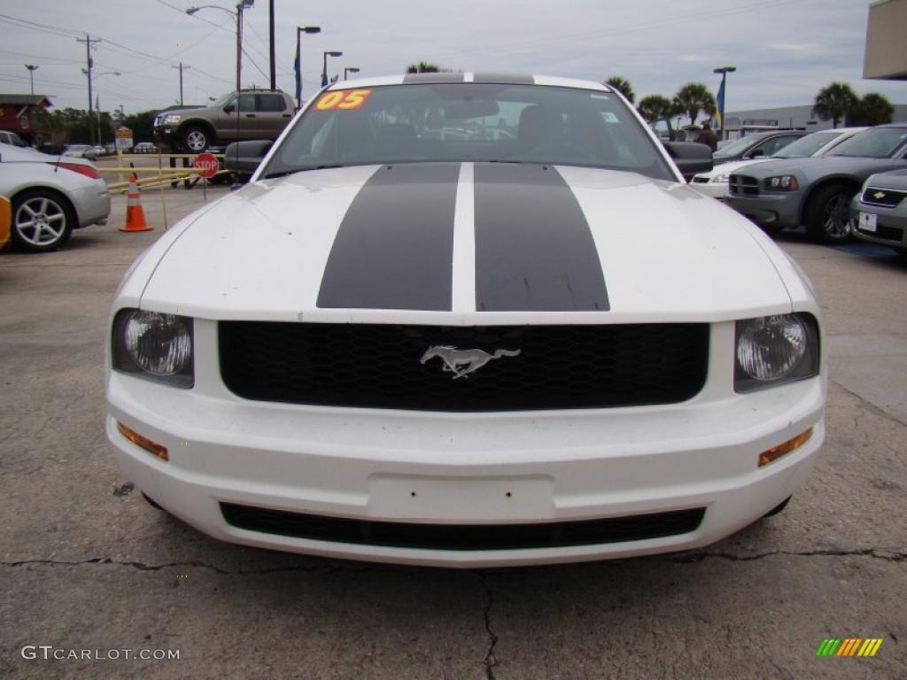 2005 Mustang V6 Premium Coupe - Performance White / Dark Charcoal photo #3