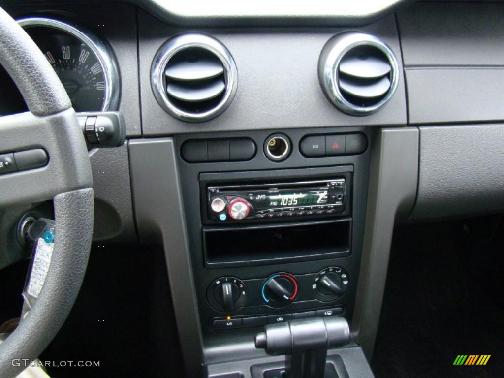 2005 Mustang V6 Premium Coupe - Performance White / Dark Charcoal photo #19