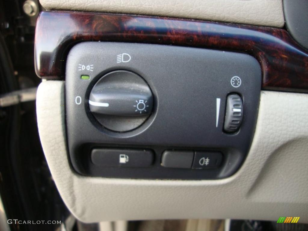 2002 Volvo S80 2.9 Controls Photo #42462099