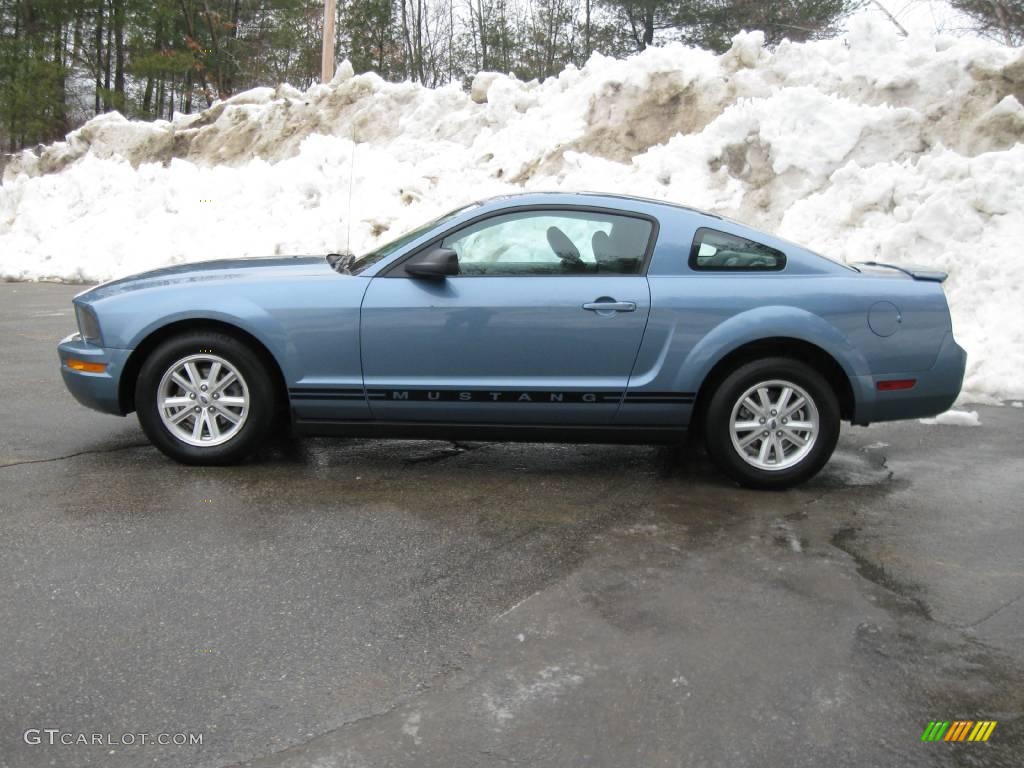 2007 Mustang V6 Deluxe Coupe - Windveil Blue Metallic / Light Graphite photo #6