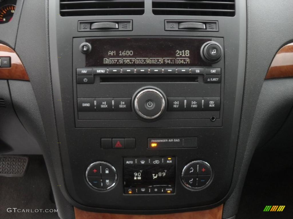 2008 Saturn Outlook XR Controls Photo #42470076