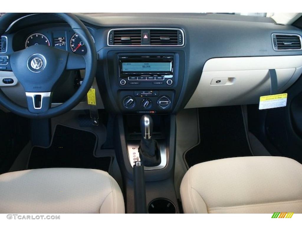 2011 Volkswagen Jetta SE Sedan Cornsilk Beige Dashboard Photo #42514939