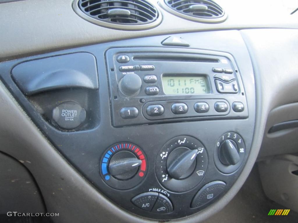 2004 Ford Focus SE Wagon Controls Photo #42534049