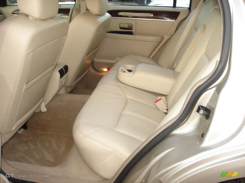 Light Camel Interior 2007 Lincoln Town Car Signature Limited Photo #42535837