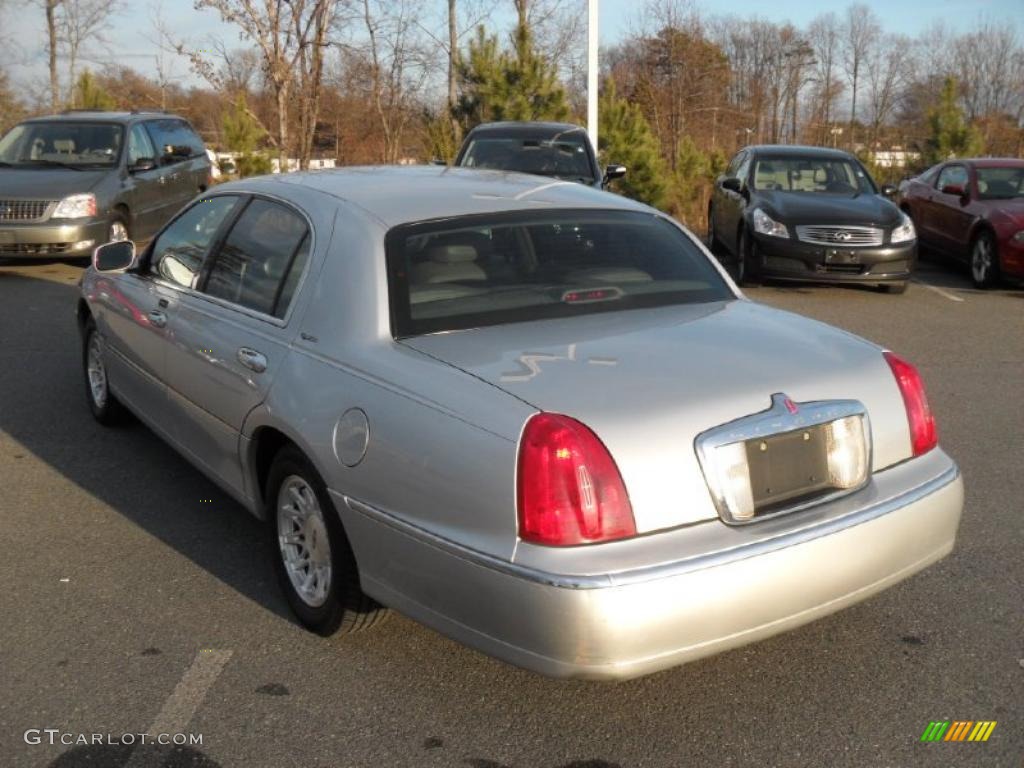 1999 Town Car Signature - Silver Frost Metallic / Light Graphite photo #2