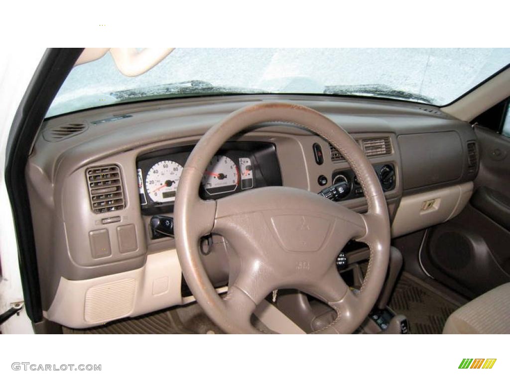 2003 Montero Sport XLS 4x4 - Summit White / Tan photo #9