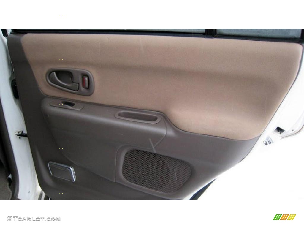 2003 Montero Sport XLS 4x4 - Summit White / Tan photo #13
