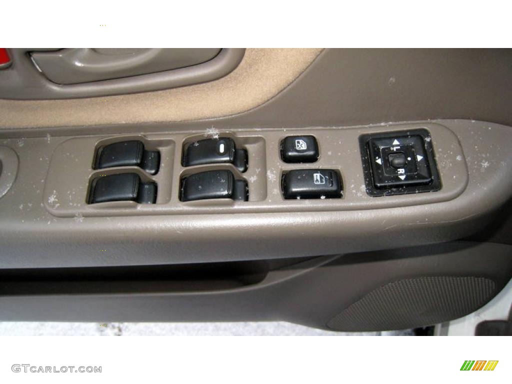 2003 Montero Sport XLS 4x4 - Summit White / Tan photo #17