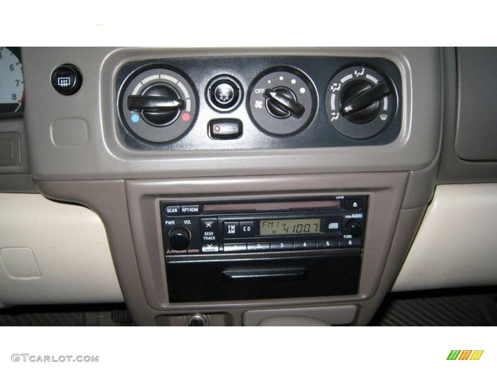 2003 Montero Sport XLS 4x4 - Summit White / Tan photo #20