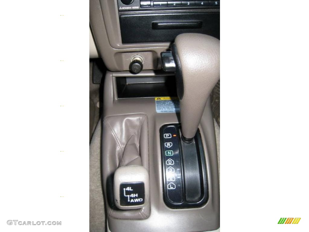 2003 Montero Sport XLS 4x4 - Summit White / Tan photo #21