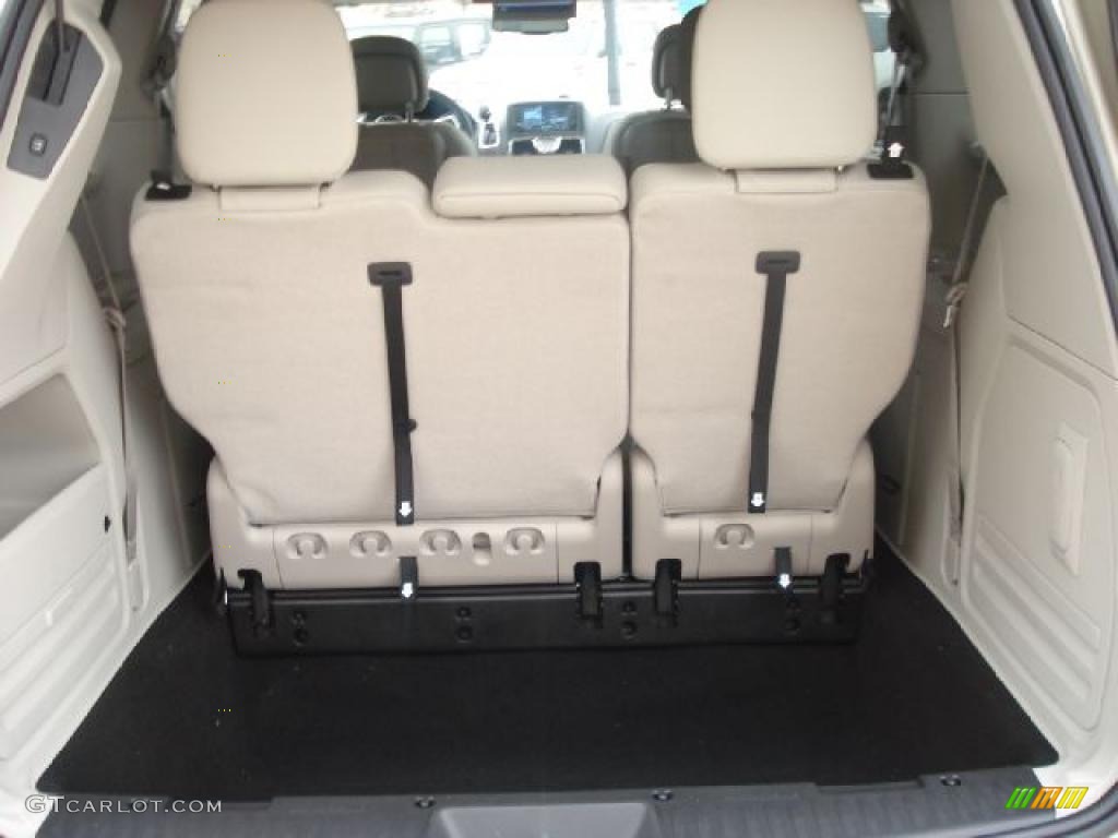 2011 Chrysler Town & Country Touring - L Trunk Photo #42594220