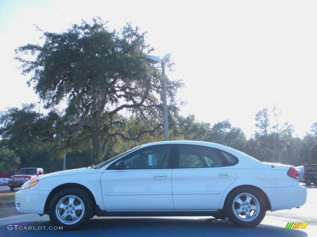 2004 Taurus SE Sedan - Vibrant White / Medium Graphite photo #2