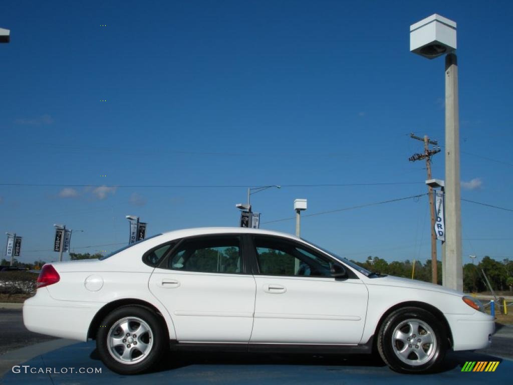 Vibrant White 2004 Ford Taurus SE Sedan Exterior Photo #42598192