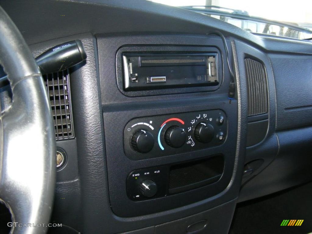 2005 Ram 1500 SLT Quad Cab 4x4 - Black / Dark Slate Gray photo #18