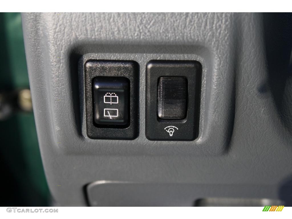 2002 Nissan Xterra XE V6 SC 4x4 Controls Photo #42608368