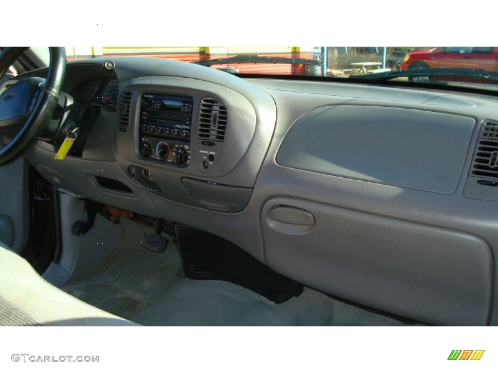 1997 F150 XL Regular Cab - Black / Medium Graphite photo #17