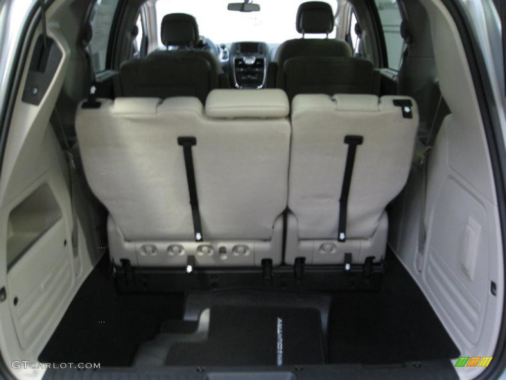 2011 Chrysler Town & Country Touring - L Trunk Photo #42625208