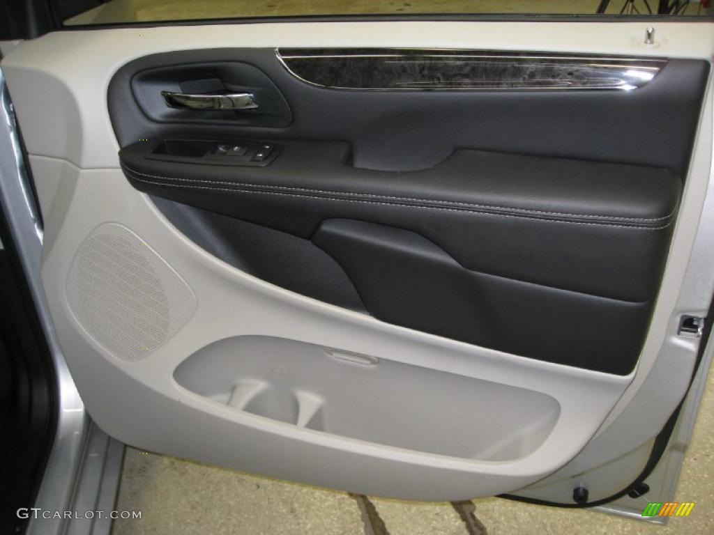 2011 Chrysler Town & Country Touring - L Black/Light Graystone Door Panel Photo #42625392