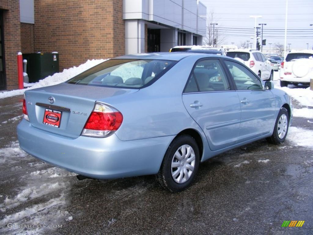 2005 Camry LE - Sky Blue Pearl / Gray photo #3