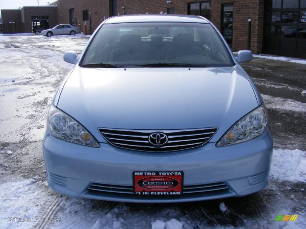 2005 Camry LE - Sky Blue Pearl / Gray photo #8
