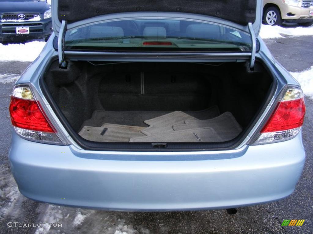 2005 Camry LE - Sky Blue Pearl / Gray photo #25