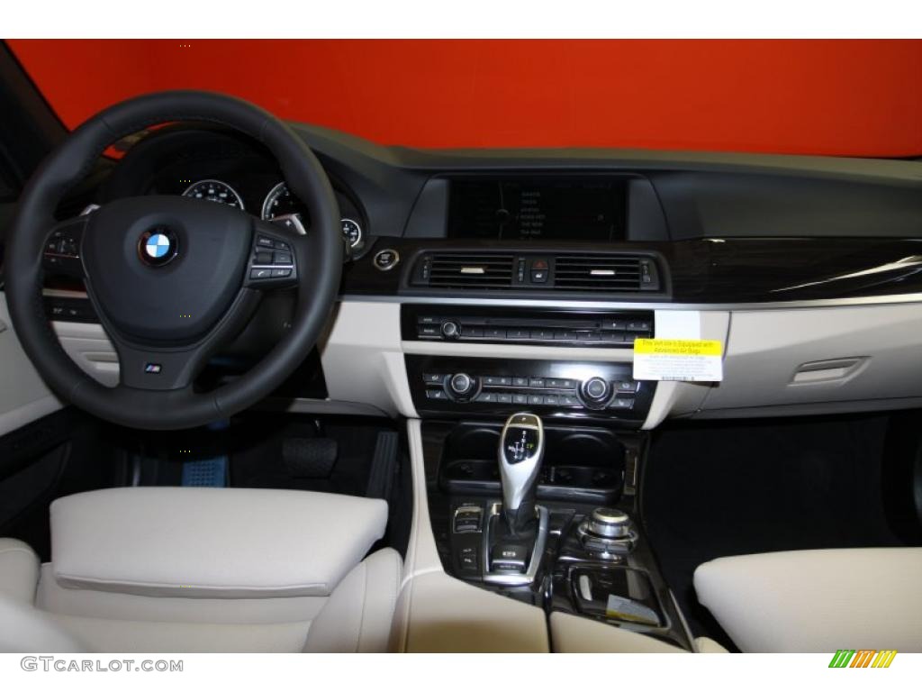 2011 BMW 5 Series 550i Sedan Oyster/Black Dashboard Photo #42634496