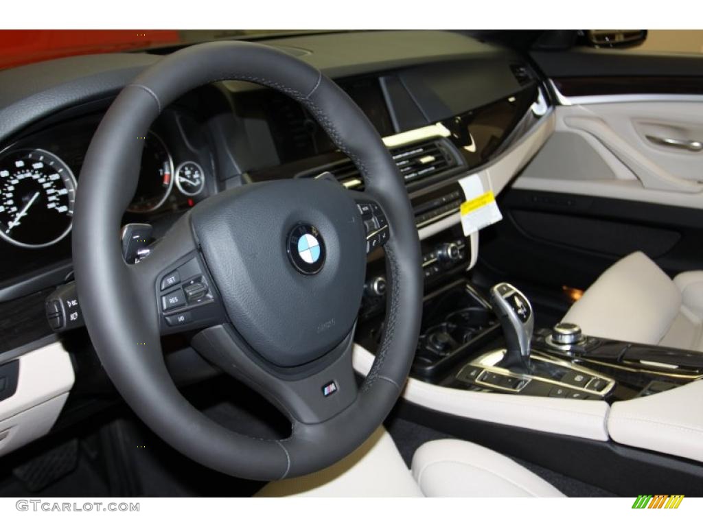 2011 BMW 5 Series 550i Sedan Oyster/Black Steering Wheel Photo #42634532