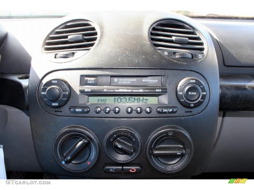 2003 Volkswagen New Beetle GLX 1.8T Coupe Controls Photo #42648528