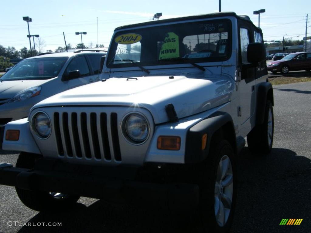 2004 Wrangler SE 4x4 - Bright Silver Metallic / Dark Slate Gray photo #1