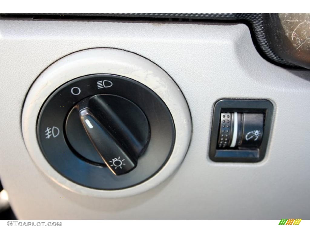 2003 Volkswagen New Beetle GLX 1.8T Coupe Controls Photo #42648632