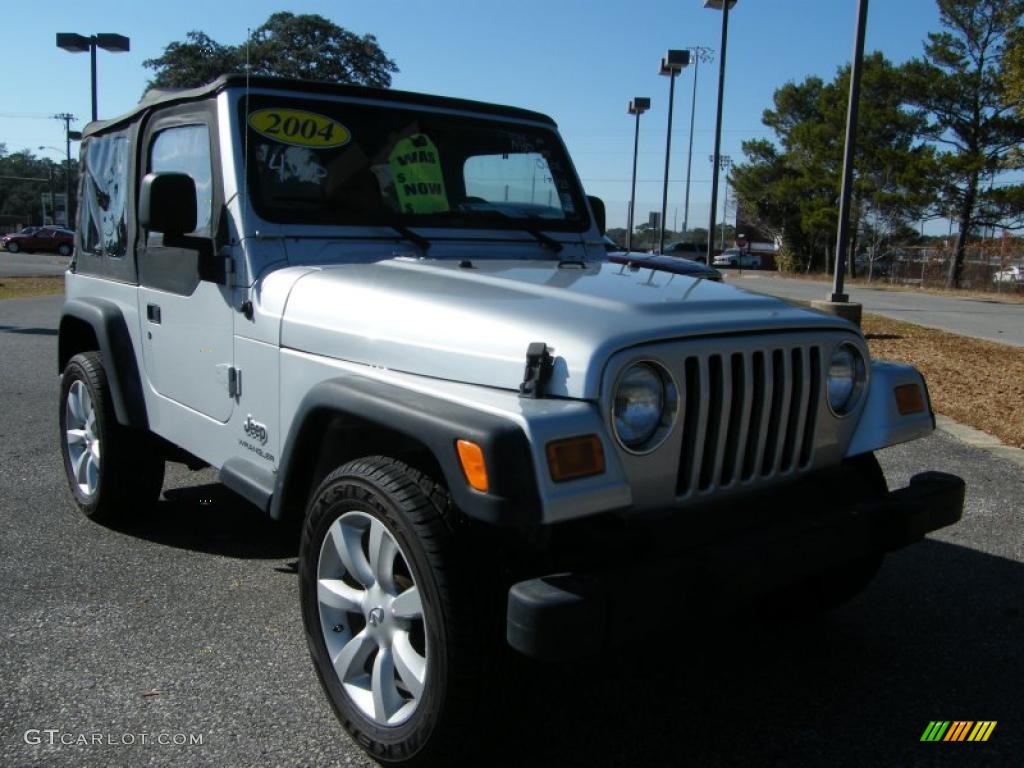 2004 Wrangler SE 4x4 - Bright Silver Metallic / Dark Slate Gray photo #7