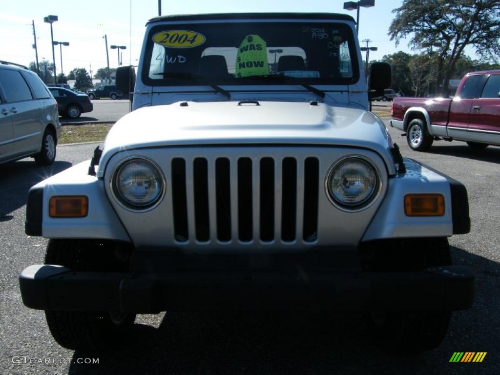 2004 Wrangler SE 4x4 - Bright Silver Metallic / Dark Slate Gray photo #8