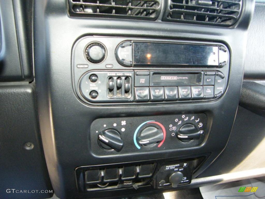 2004 Wrangler SE 4x4 - Bright Silver Metallic / Dark Slate Gray photo #19