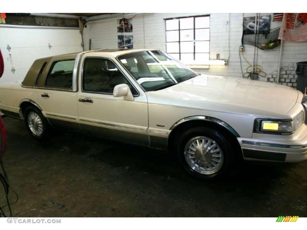 Ivory Pearl Tri-Coat Lincoln Town Car