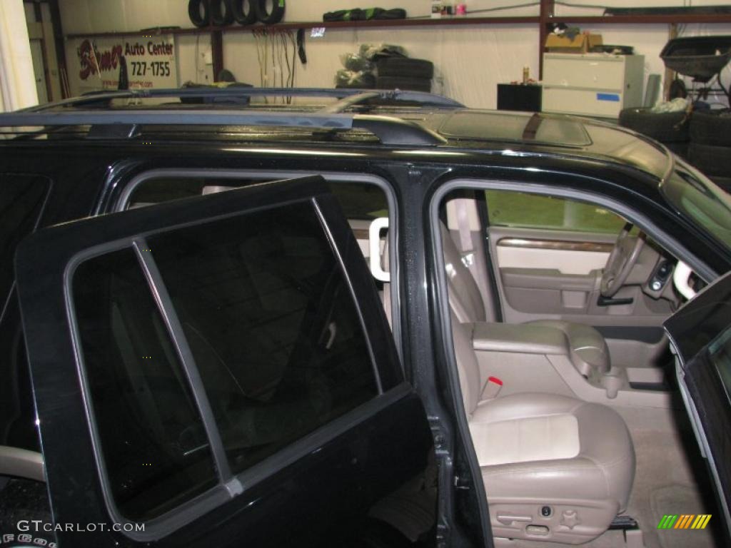 2004 Explorer Eddie Bauer 4x4 - Black / Graphite photo #11