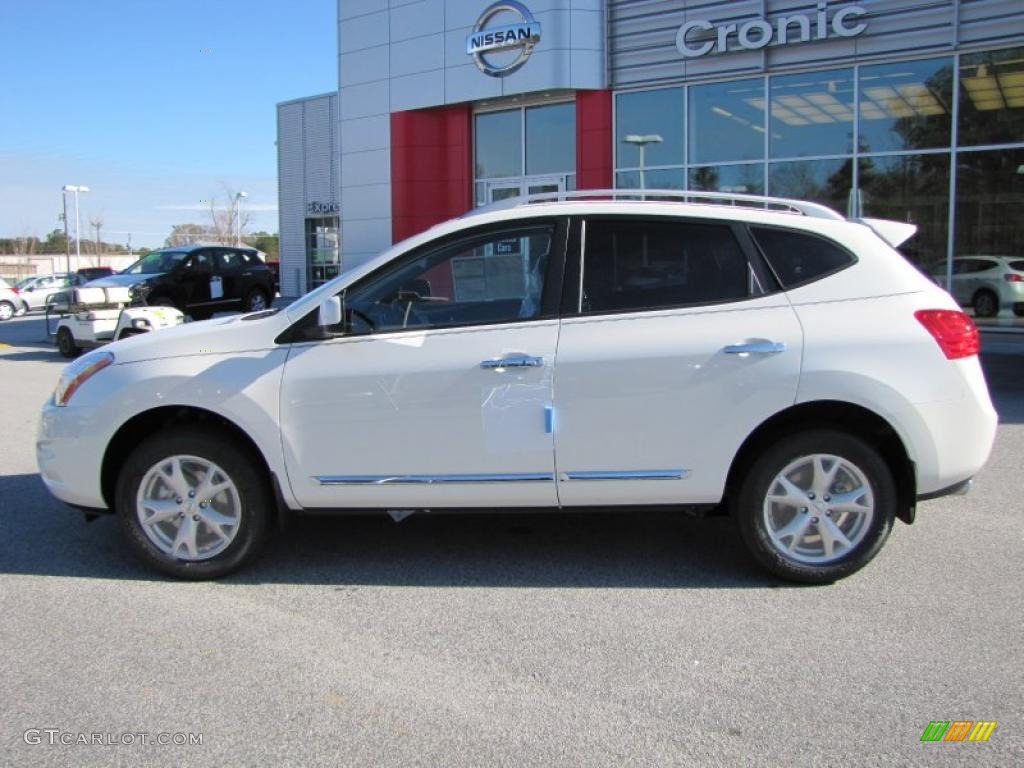 2011 Rogue SV - Pearl White / Black photo #2