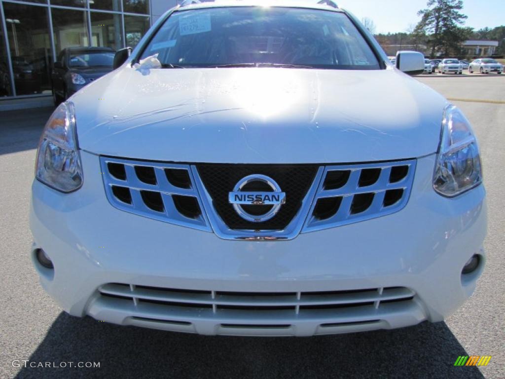 2011 Rogue SV - Pearl White / Black photo #7